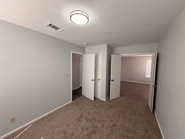 Building Photo - Welcome to this charming single-story home located in the Sunrise Manor!