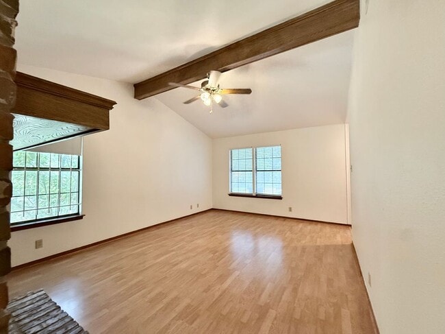 Building Photo - 3900 Knollwood Dr