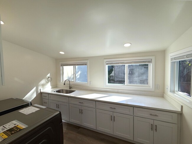 Building Photo - REMODELED 2200sf 4BR/3BA Home Adams Point ...