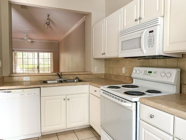 Building Photo - Beautiful 2/2.5 in Magnolia Place