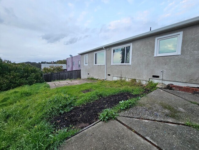 Building Photo - 2 Bed, 1 Bath Home in East Richmond Heights