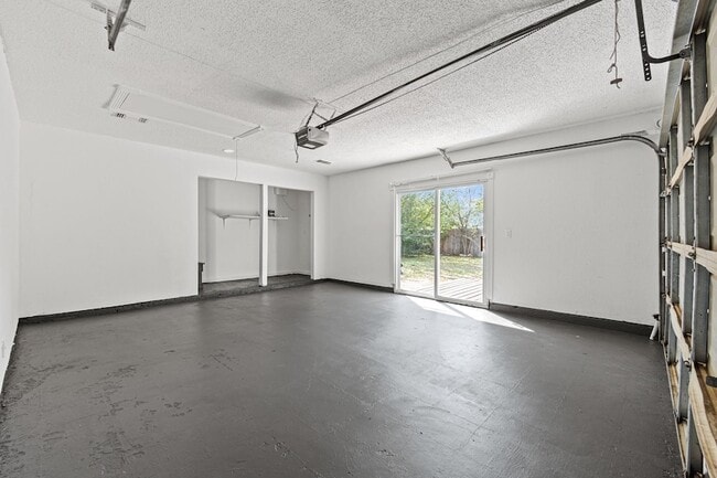 Building Photo - 6000 Cool Springs Dr