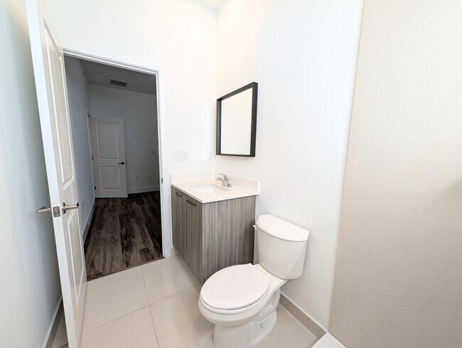 Building Photo - Spacious 3 Bedroom / 3.5 Bathroom Townhome for Rent – Miami