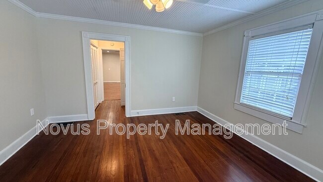 Building Photo - 142 Oak Ave