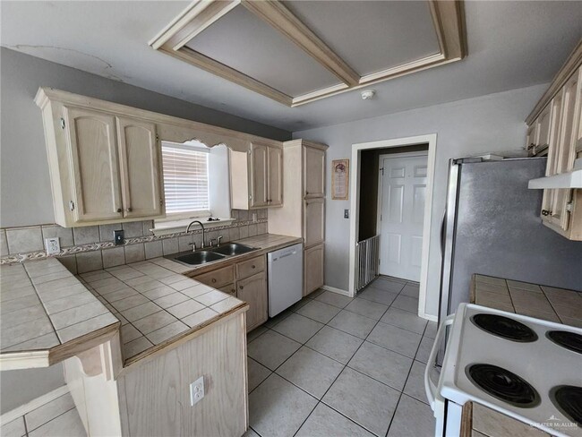 Building Photo - 18 Kerria Ave