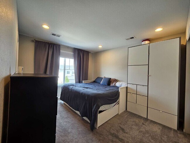 Building Photo - 5186 Ditmars Ln