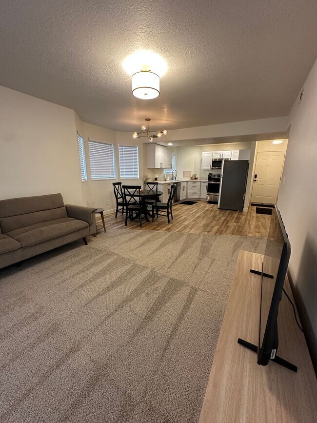 Building Photo - Partially furnished condo in Orem