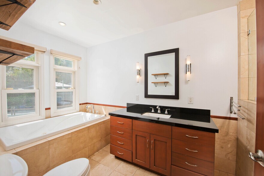 Primary Bath - 13964 Peach Grove St