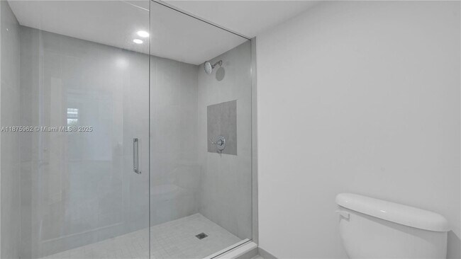 Building Photo - 555 NE 34th St