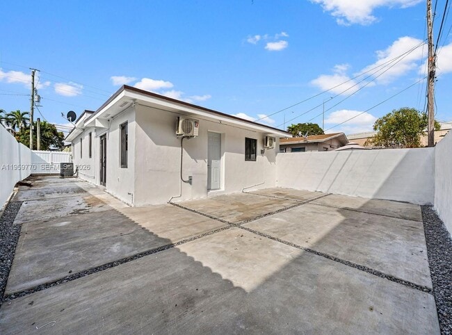 Building Photo - 921 NW 22nd Ct