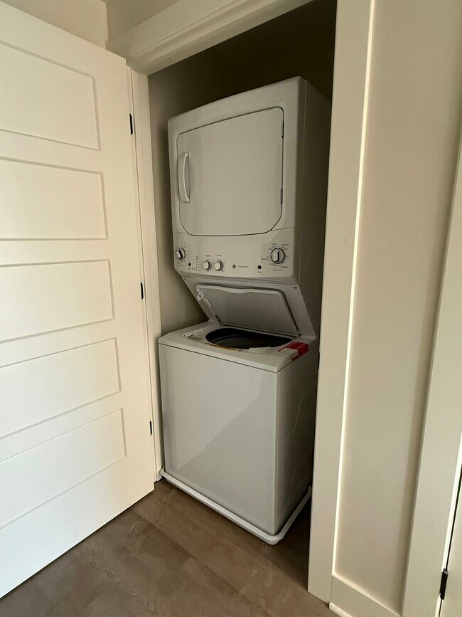 Building Photo - 106 E Erie St