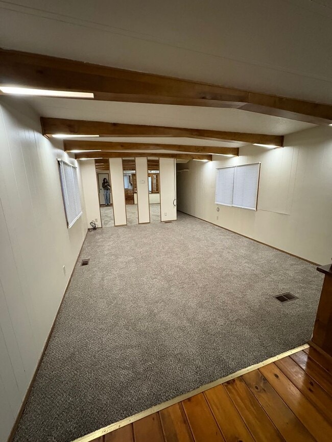 Building Photo - Country Living!