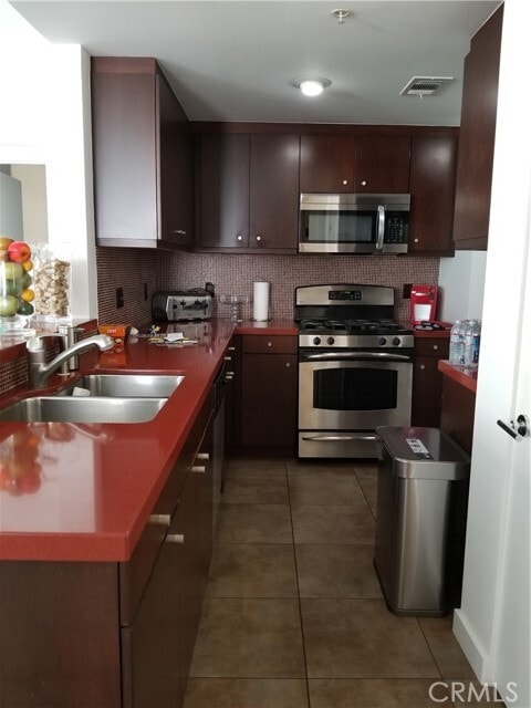 Building Photo - 850 E Palm Canyon Dr