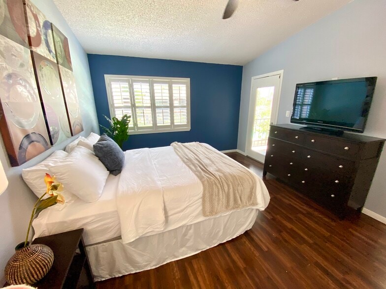Primary bedroom with queen bed - 4601 Carmen Ave