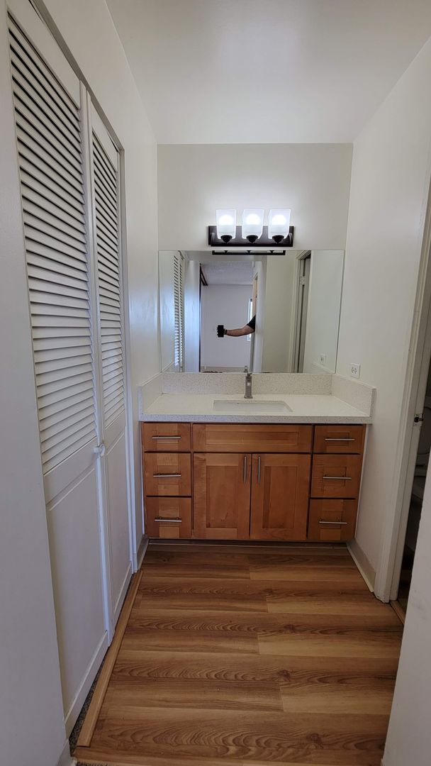 Building Photo - Recently Remodeled 1 Bdrm. 1 Bath w/ 1 Res...