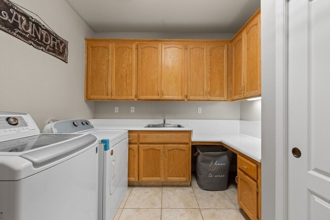 Building Photo - CLEAN 3 BEDROOM / 2 BATHROOM IN SEVEN OAK!...