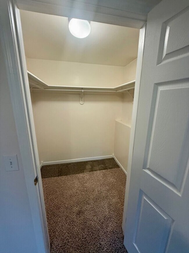 Building Photo - Spacious 4 Bed / 3 Bath Duplex on 1 Acre –...