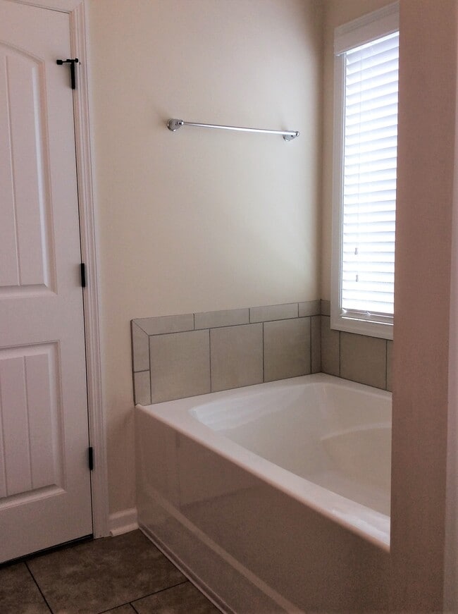 Building Photo - 3020 Ashley Lp