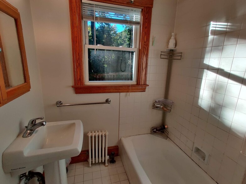 Building Photo - 37 Hawthorn St