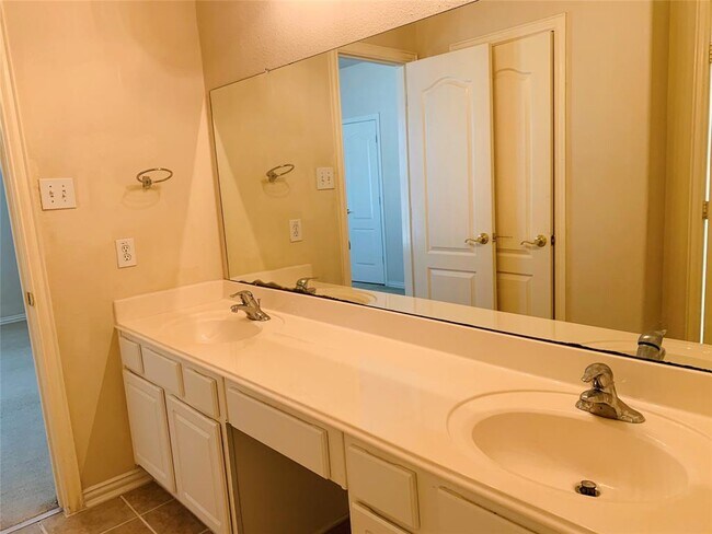 Building Photo - 2516 Brittany Lakes Dr