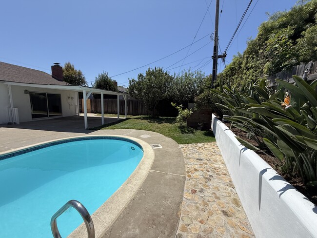Building Photo - 6204 Avenida Ganso