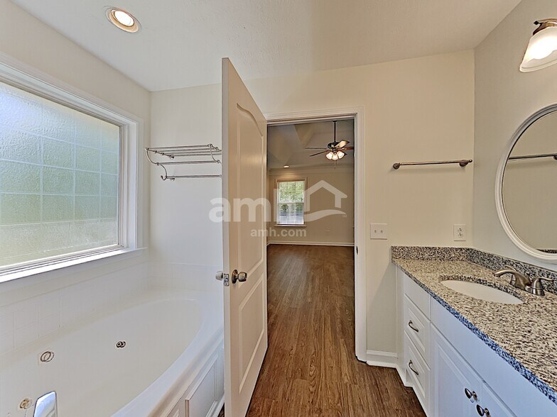 Building Photo - 2020 Isis Ct