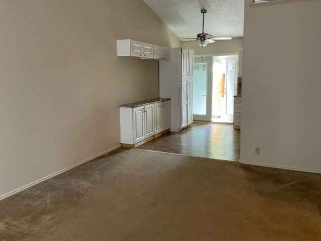Building Photo - Beautiful Townhome in nice neighborhood - ...