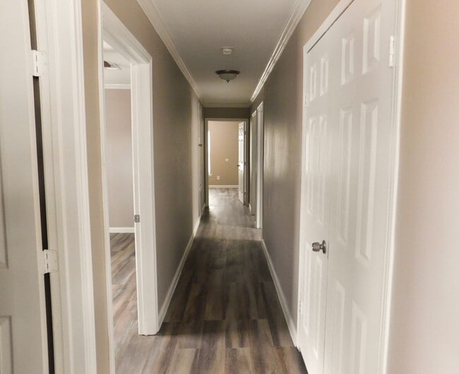 Building Photo - 152 Varsity Cir