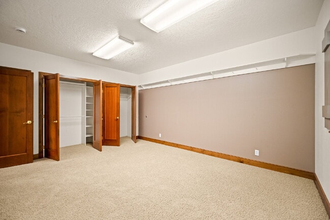 Building Photo - "Spacious 4-Bedroom, 4.5 Bathroom 4792 sq. ft. Retreat with Scenic Views and Cozy Fireplace in St...