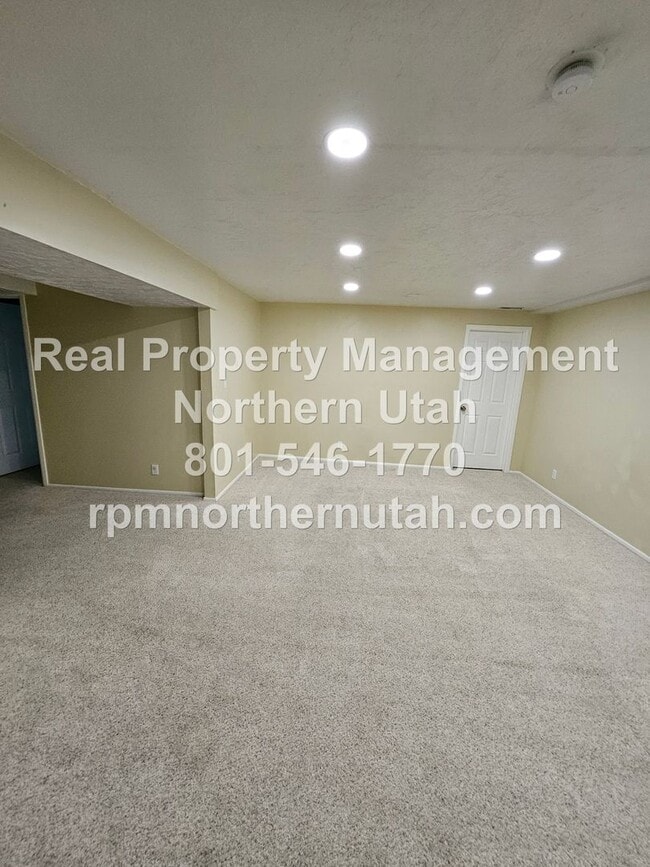 Building Photo - Stunning 5 Bedroom Home in Kaysville Now A...
