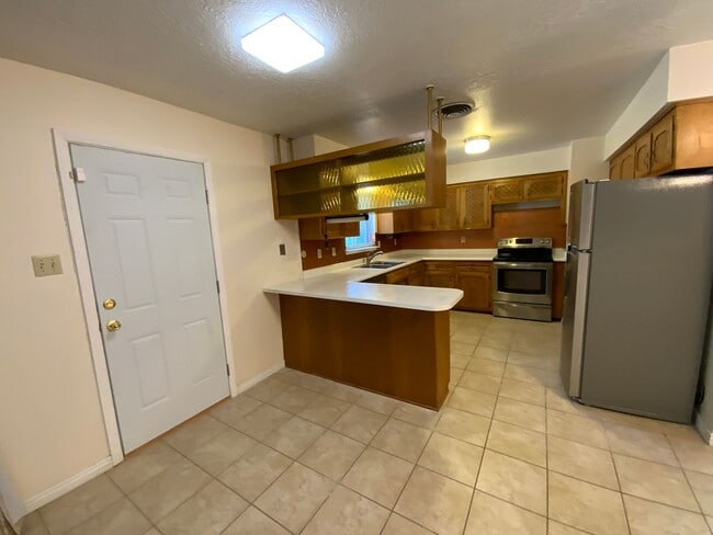 Building Photo - 3 Bedroom Single Story Home Available Near...