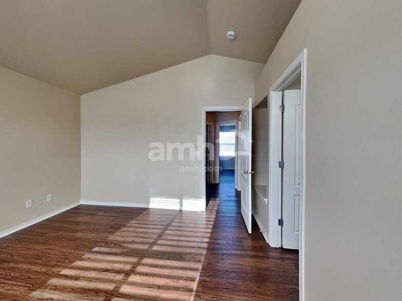 Building Photo - 956 S Wild Yucca Ave