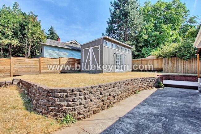 Building Photo - 3806 SE Drake St