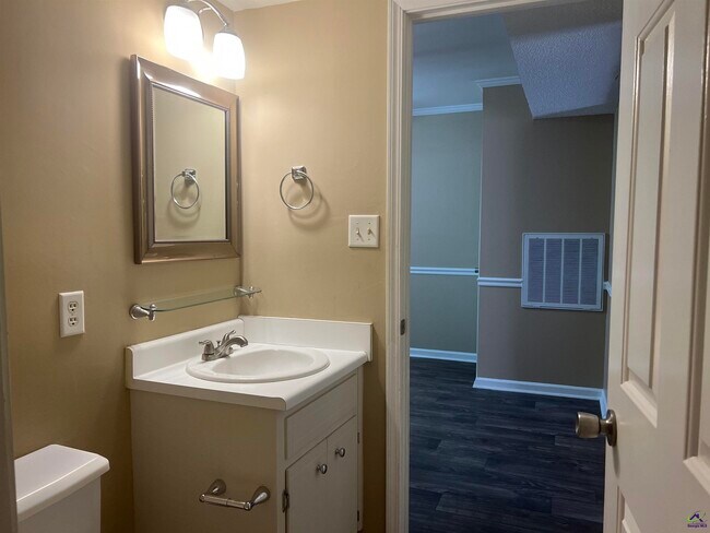 Building Photo - 137 N Springs Ct