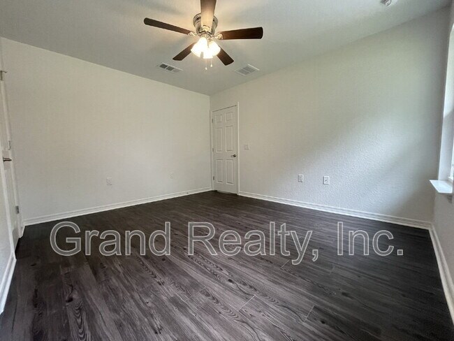 Building Photo - 6217 Fox Run St
