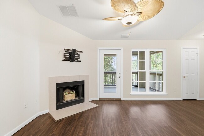 Building Photo - "Discover Coastal Comfort: Spacious 2-Bed, 2-Bath Condo at Summer House, Hilton Head Island!"