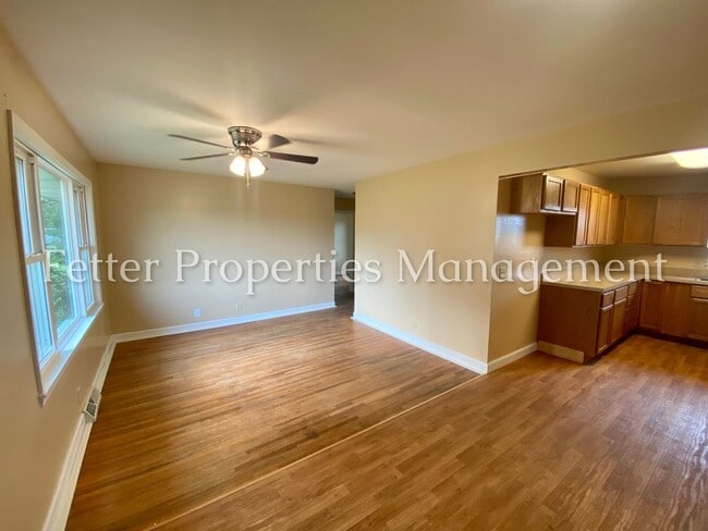Building Photo - 4 Bedroom Home!