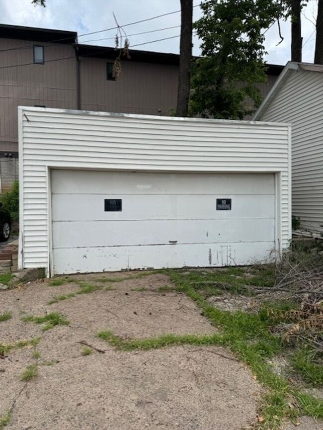 Building Photo - 707 Brady-707