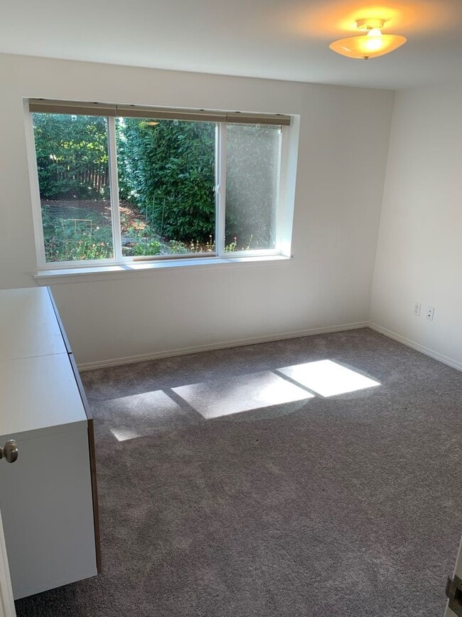 Building Photo - Beautiful and spacious 3 bed + office area...