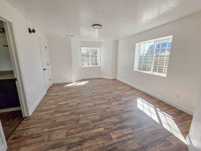 Building Photo - *utilities included* 3 bed 3 bath apartmen...