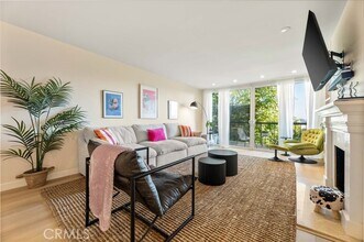 Building Photo - 8535 W Knoll Dr