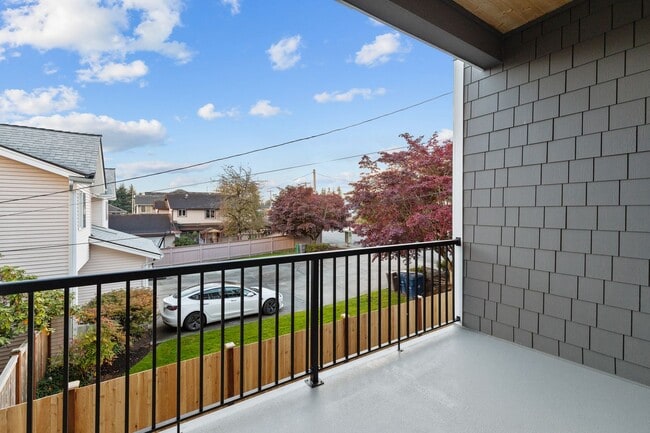 Building Photo - Modern 3 Bedroom Townhome with Designer Finishes in Lynnwood