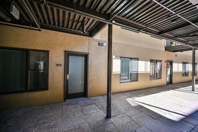 Building Photo - Stunning Condo in Excellent Salt Lake Loca...