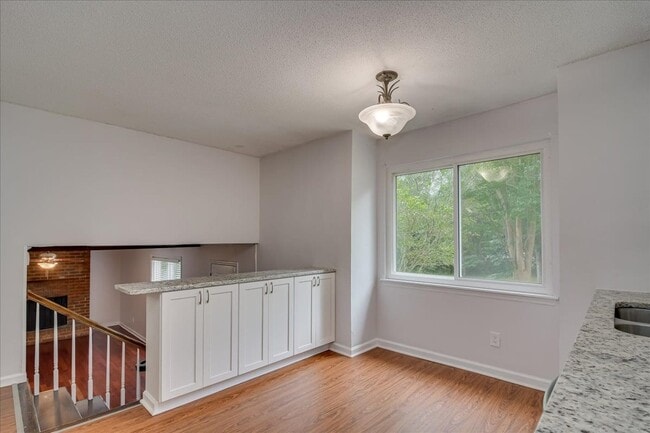 Building Photo - 303 Meadowlake Dr