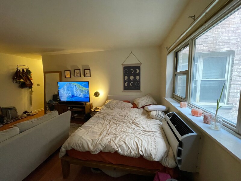 Building Photo - 535 W Briar Pl