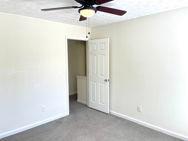 Building Photo - Welcome to this charming 3-bedroom, 3-bath...