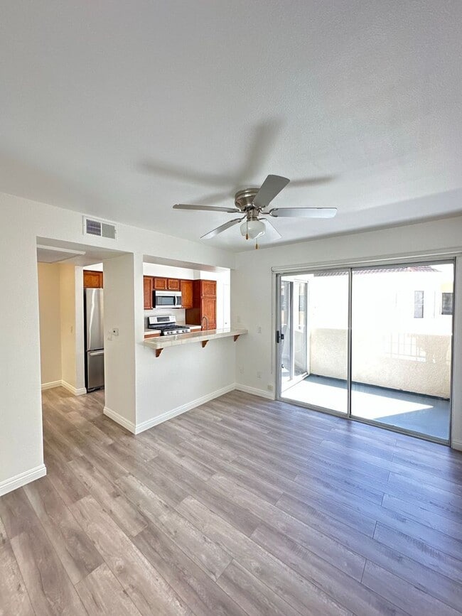 Building Photo - 5455 Sylmar Ave