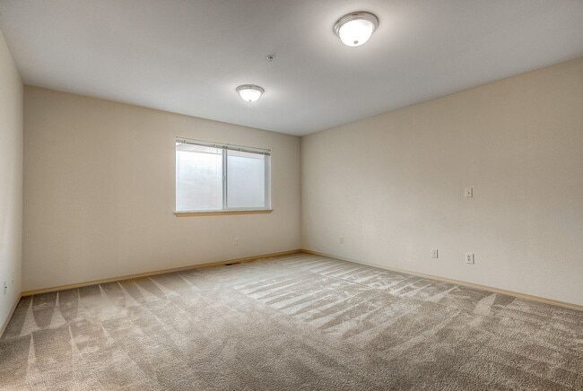 Building Photo - Bright & Spacious Home in the Heart of Bur...