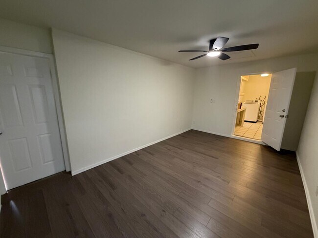 Building Photo - 1244 E Susan Ln