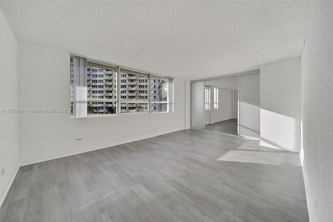Building Photo - 1500 Bay Rd